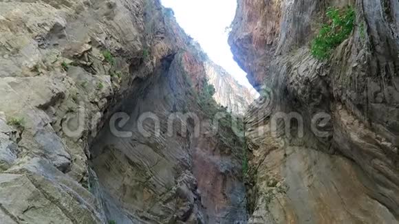 在希腊克里特岛穿过撒马利亚峡谷小径穿过莱夫卡奥里山脉走向大海视频的预览图
