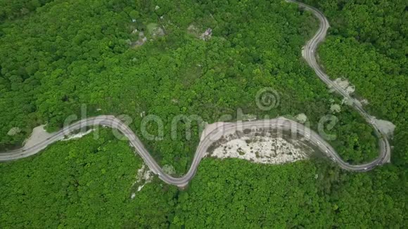 上景从无人驾驶飞机上俯瞰山林中的路很美有许多树公路上蜿蜒曲折视频的预览图