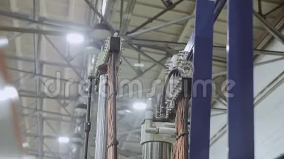 工业厂房后方全景电线连接电缆视频的预览图