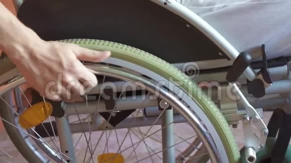 残疾人或轮椅上的残疾人视频的预览图
