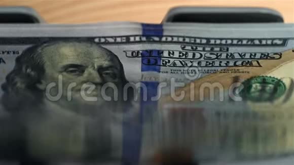 货币柜台在数美元视频的预览图