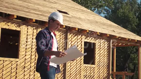 概念建筑构建建筑师慢动作视频戴着头盔的男建筑工人举着一个视频的预览图