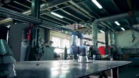 自动机器人手臂在工厂工作视频的预览图
