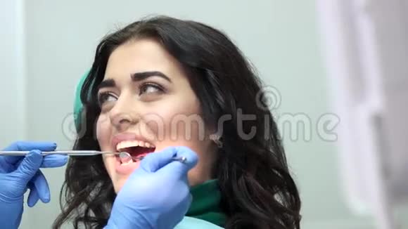 看牙医的年轻女子视频的预览图
