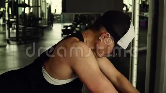 一个强壮的女孩正在健身房训练视频的预览图
