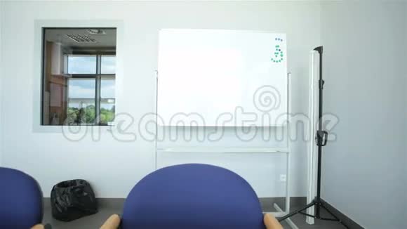 现代公司办公室视频的预览图
