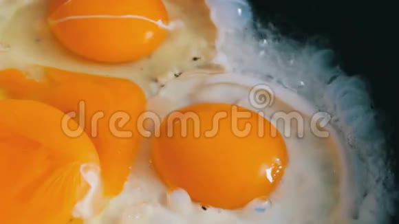 美味的新鲜鸡蛋在锅里炒视频的预览图