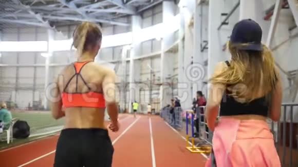 两个年轻的运动女性跑步视频的预览图