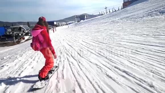 滑雪者女人在斜坡上慢动作1920x1080视频的预览图