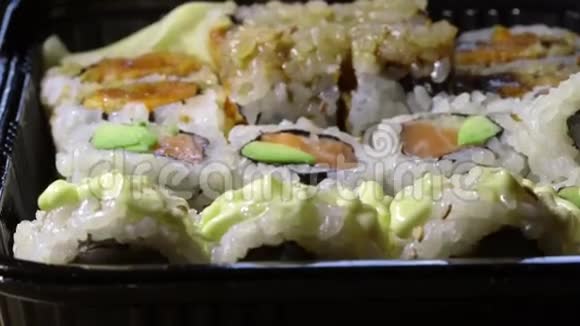 用筷子吃日本寿司视频的预览图