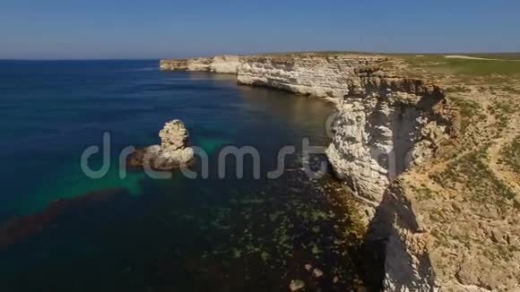 海和岩石海滩视频的预览图