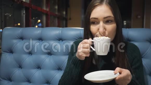 喝咖啡的美女视频的预览图