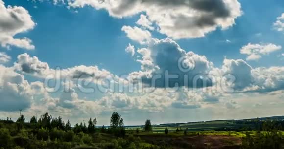 蓝天白云背景延时阴天的天气很好美丽的色彩夏天的光明视频的预览图