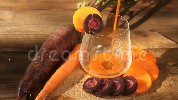 木桌玻璃中的胡萝卜汁视频的预览图