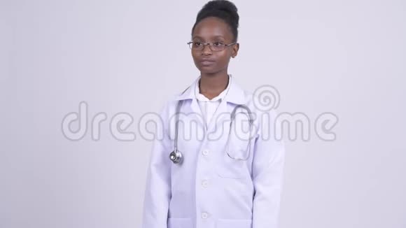 年轻漂亮的非洲女医生在想视频的预览图