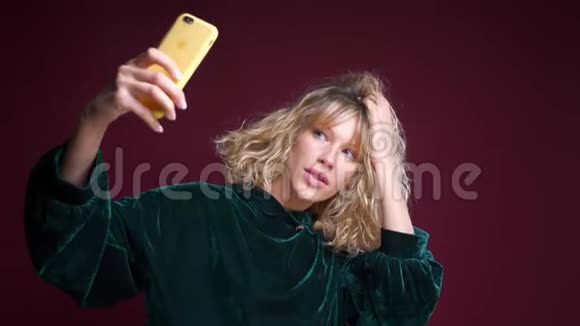 镜头前在手机上自拍的年轻白种人女性的特写镜头视频的预览图