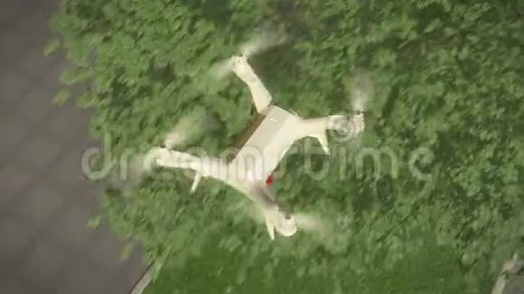 交付3D无人机和城镇背景3d动画4k视频的预览图