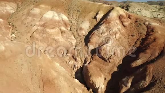 有色岩石飞越南山红岩组空中射击4K视频的预览图