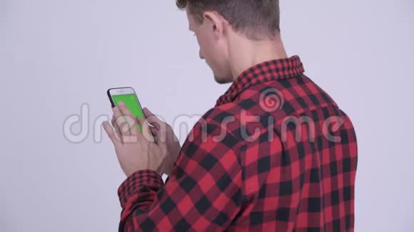 时髦男人用手机的后视图视频的预览图