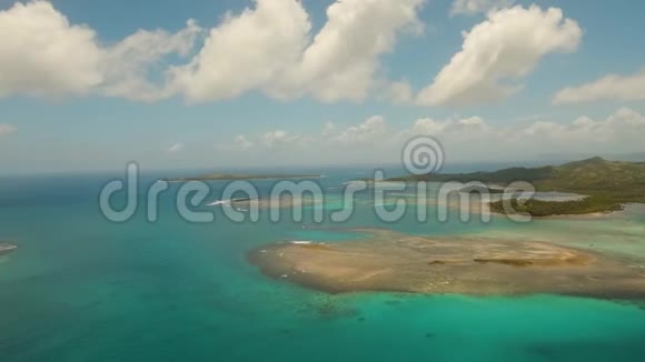 环礁湖和岛屿的海景视频的预览图