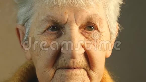 一位老妇人的肖像特写镜头视频的预览图