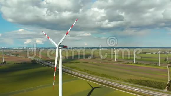 风电场现场鸟瞰图奥地利无人机能源生产观视频的预览图
