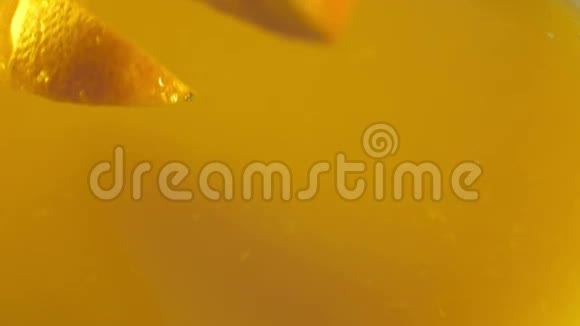 橘子片掉进橙汁里慢动作视频的预览图