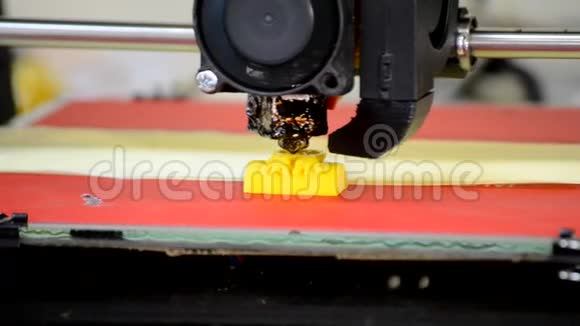 3D打印机在运行打印特写现代加法技术视频的预览图