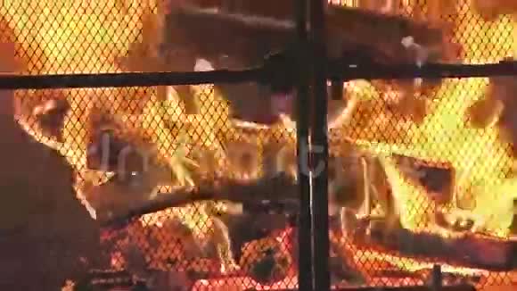 壁炉里的火炽热的火焰燃烧着视频的预览图
