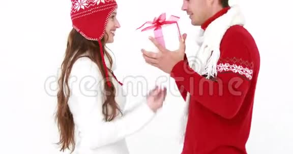 微笑的女人送礼物给男朋友视频的预览图