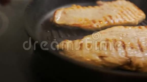 煎牛排肉特写镜头煎锅里的猪肉视频的预览图