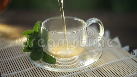 桌上漂亮的玻璃碗里有美味的绿茶视频的预览图