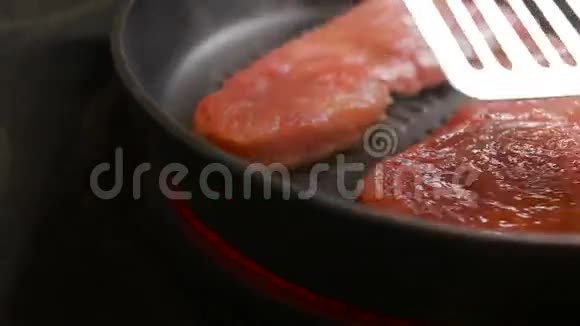 煎牛排肉特写镜头煎锅里的猪肉视频的预览图