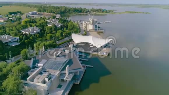美丽的湖上酒店现代化的湖上酒店美丽的酒店视频的预览图