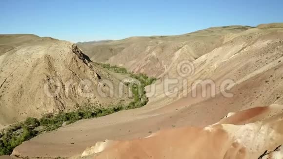 有色岩石飞越南山红岩组空中射击4K视频的预览图