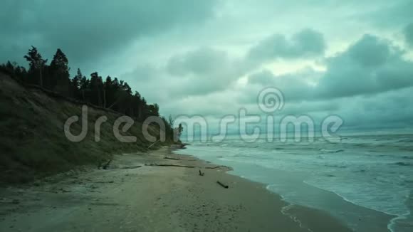 风暴过后傍晚飞越波罗的海海岸尤尔卡恩视频的预览图