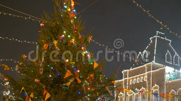 城市圣诞树上明亮的灯光视频的预览图