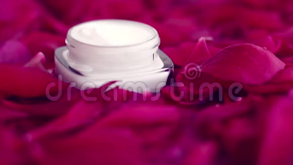 敏感护肤保湿霜在花瓣和水背景上皮肤的自然科学视频的预览图