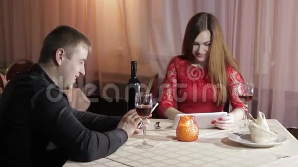 咖啡馆里的女孩和男人视频的预览图