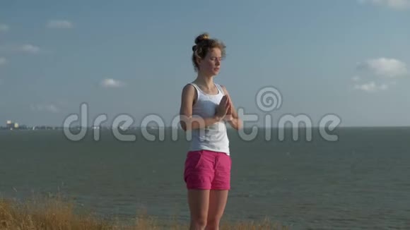 年轻女子在户外做运动瑜伽视频的预览图