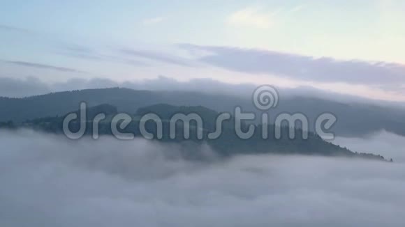 早晨飞行在雾蒙蒙的云层之上视频的预览图