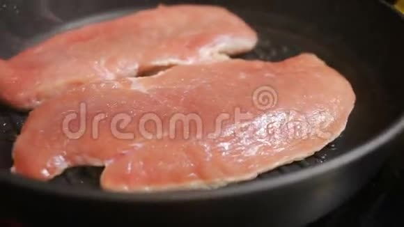 煎牛排肉特写镜头煎锅里的猪肉视频的预览图
