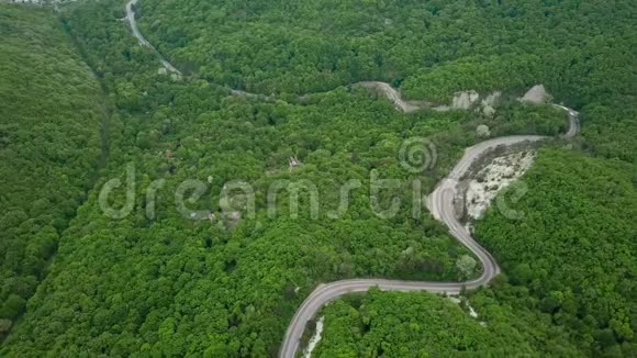 上景从无人驾驶飞机上俯瞰山林中的路很美有许多树公路上蜿蜒曲折视频的预览图