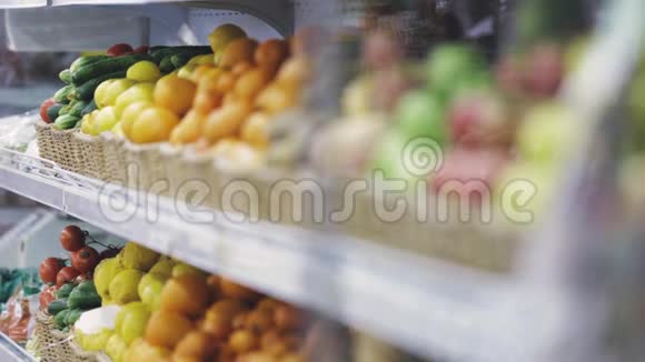 超市里的水果和蔬菜视频的预览图