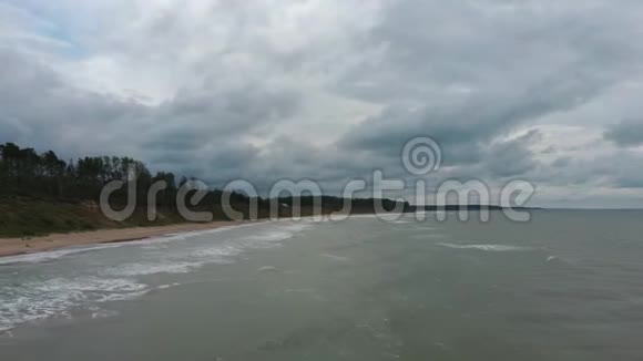 风暴过后傍晚飞越波罗的海海岸尤尔卡恩视频的预览图