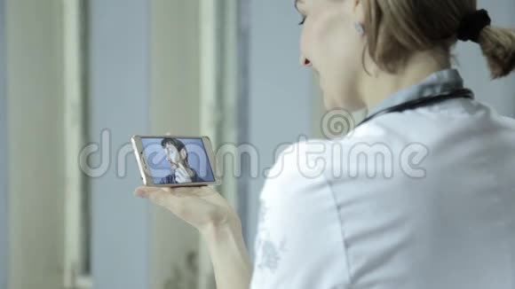 网上医疗咨询男性病人与医生电话聊天视频视频的预览图