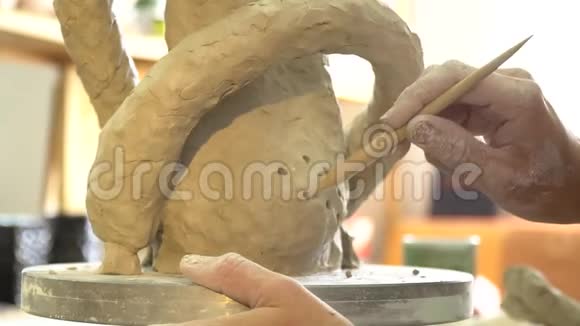 陶制粘土花瓶的工艺视频的预览图