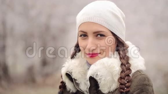冬天的女人肖像视频的预览图