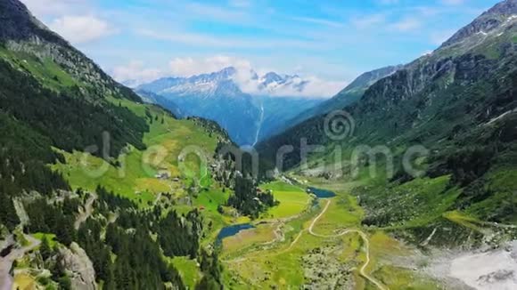 飞越瑞士阿尔卑斯山脉视频的预览图