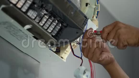 维修空调的技术员视频的预览图